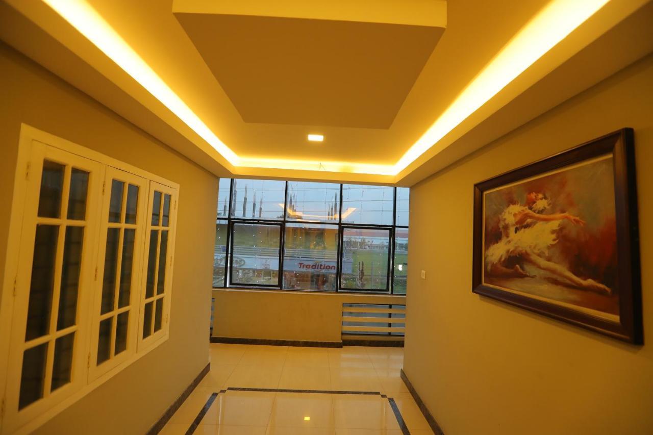 Sapphire Inn Nedumbassery Esterno foto