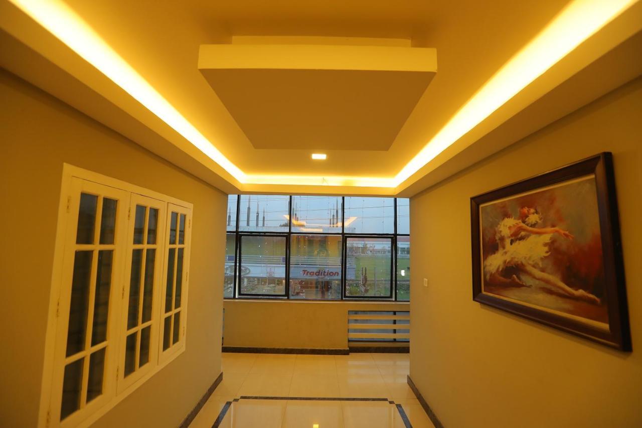 Sapphire Inn Nedumbassery Esterno foto