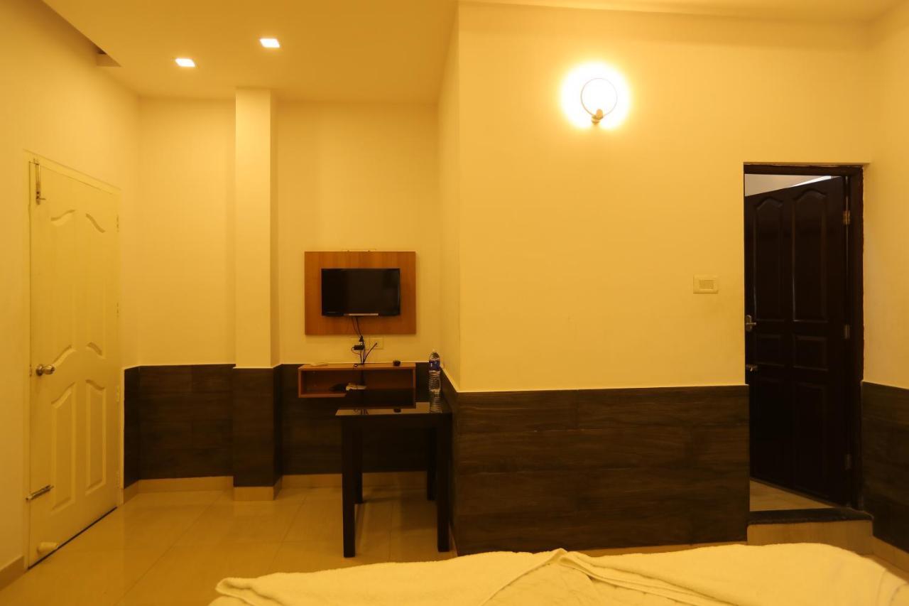 Sapphire Inn Nedumbassery Esterno foto